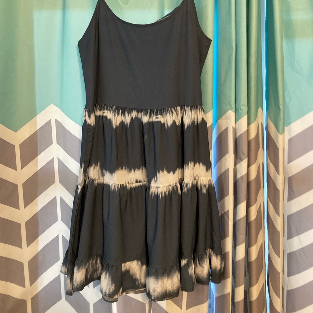 dress size medium runs bigger color navy / white